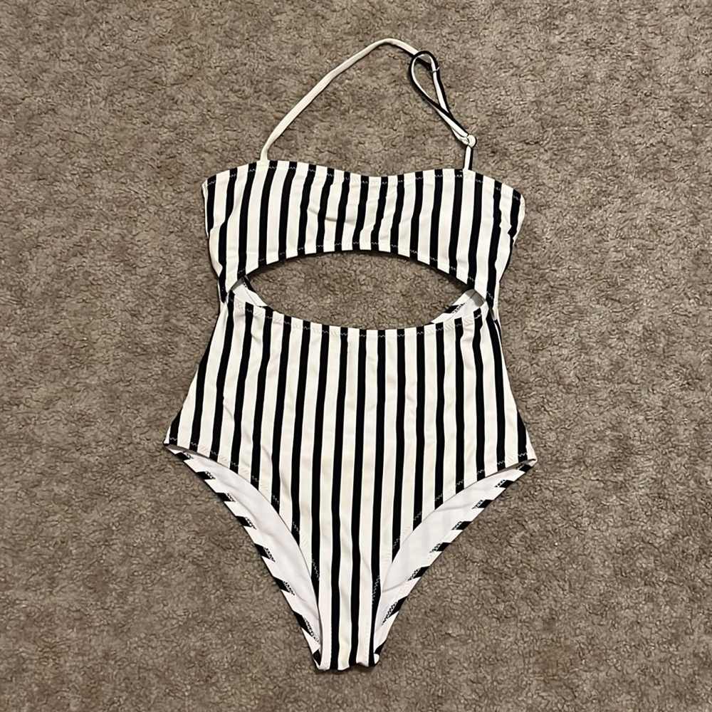Cupshe one piece bathing suit with cut out